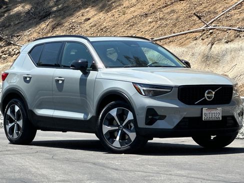 Certified 2025 Volvo XC40 B5 Plus AWD/4WD image 2