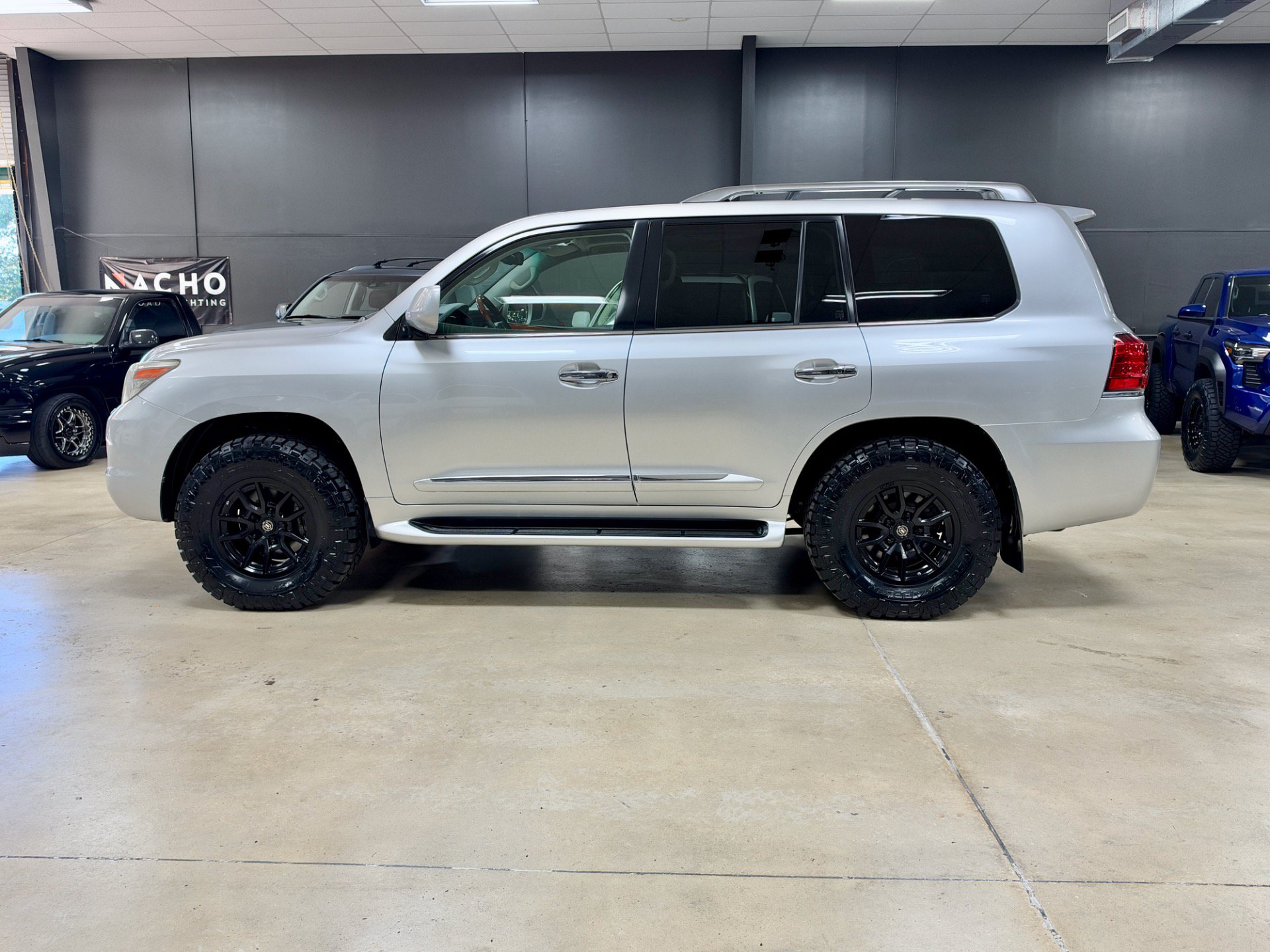 Used 2010 Lexus LX 570 4WD image 4