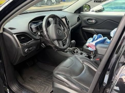 Used 2019 Jeep Cherokee Limited w/ Technology Group AWD/4WD image 4