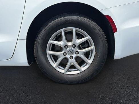 Used 2025 Chrysler Pacifica Select FWD image 10