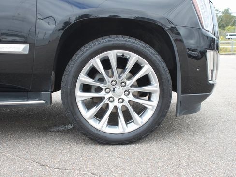 Used 2017 Cadillac Escalade ESV Luxury image 4