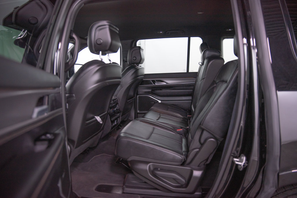 Used 2025 Jeep Wagoneer Series II w/ 8-Passenger Seating Package AWD/4WD image 8