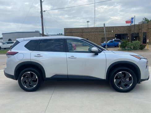 Used 2024 Nissan Rogue SV FWD image 2