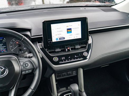 Used 2025 Toyota Corolla Cross LE image 23