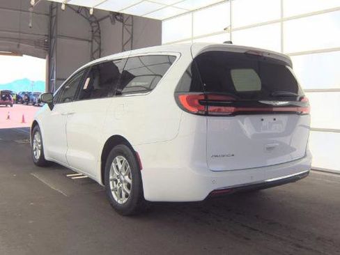 Used 2023 Chrysler Pacifica Touring-L FWD image 5