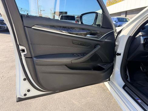 Used 2019 BMW 530i xDrive w/ M Sport Package image 9