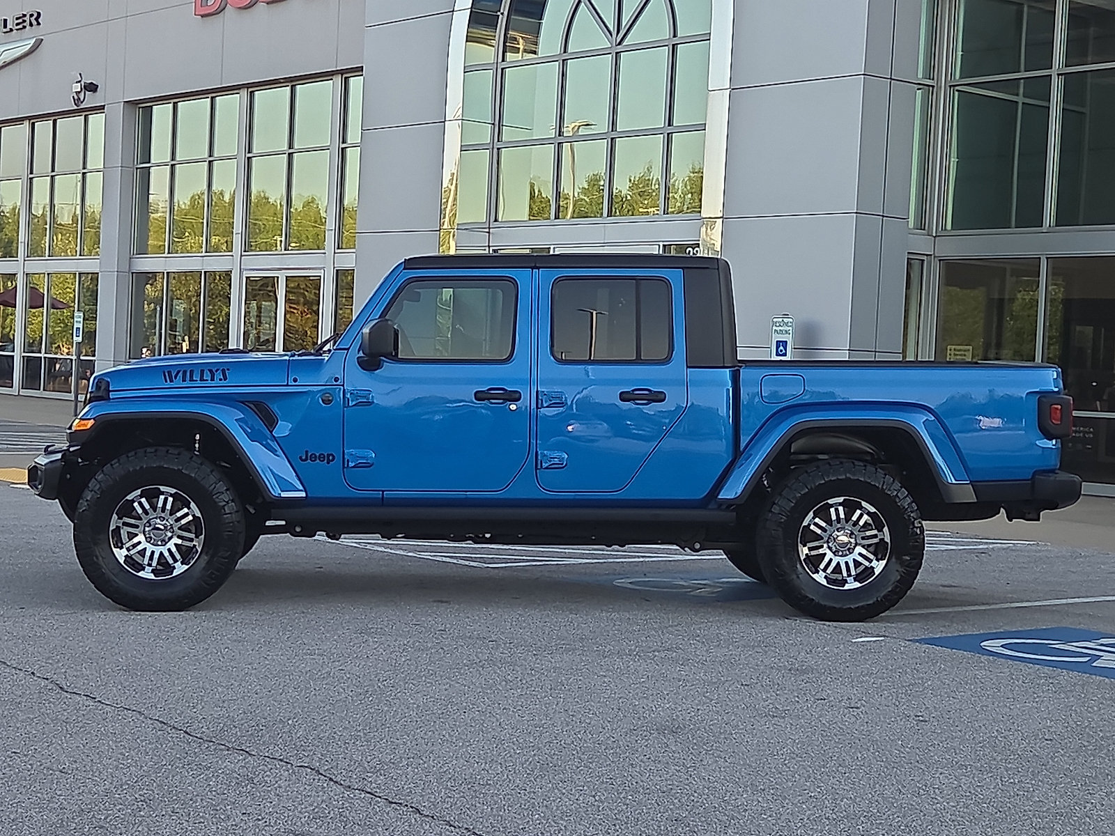 Used 2022 Jeep Gladiator Sport AWD/4WD image 3