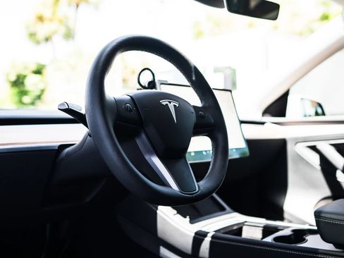 Used 2024 Tesla Model Y 2WD image 16