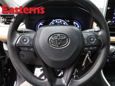 Used 2023 Toyota RAV4 LE AWD/4WD image 10