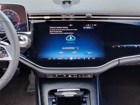 New 2026 Mercedes-Benz E 350 4MATIC Sedan image 5