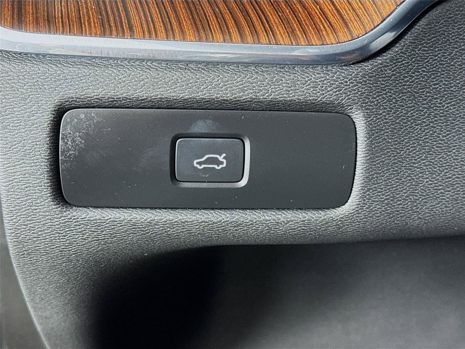 Used 2023 Volvo XC60 B6 Ultimate w/ Protection Package Premier AWD/4WD image 11