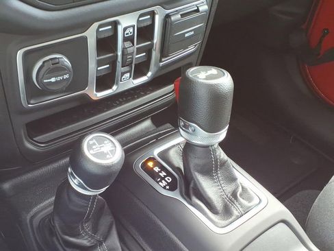 Used 2025 Jeep Wrangler Unlimited Sahara image 18