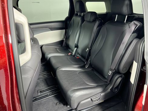 Used 2023 Kia Carnival LX FWD image 26
