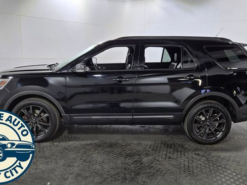 Used 2018 Ford Explorer XLT w/ Equipment Group 202A AWD/4WD image 4