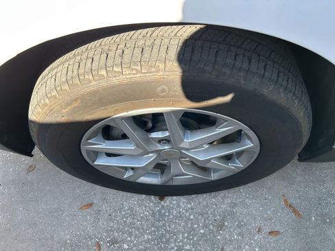 Used 2023 Chevrolet Equinox LS image 3