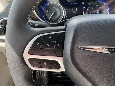 Used 2023 Chrysler Pacifica Limited AWD/4WD image 27