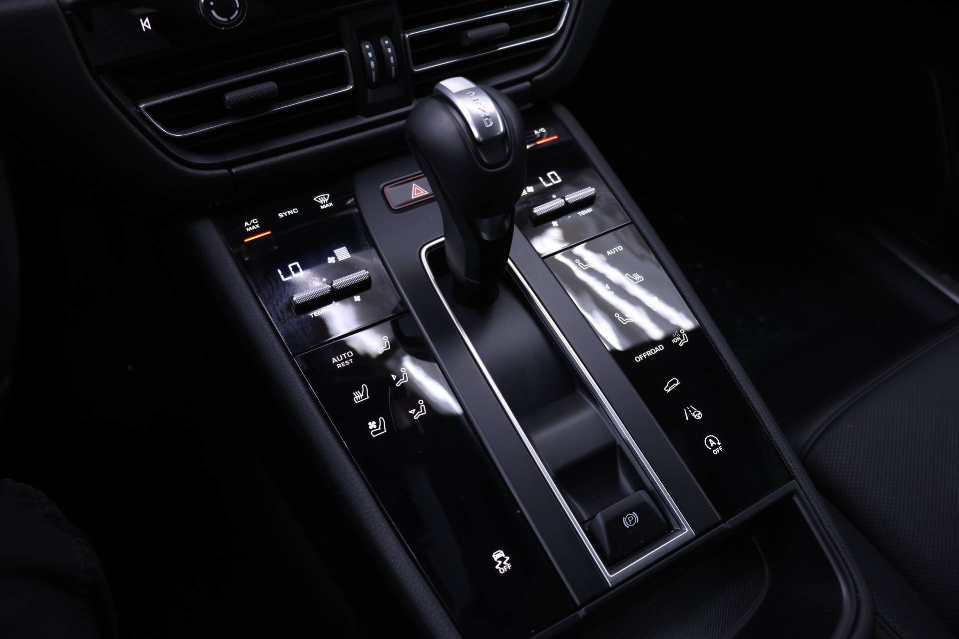 Used 2026 Porsche Macan AWD/4WD image 11