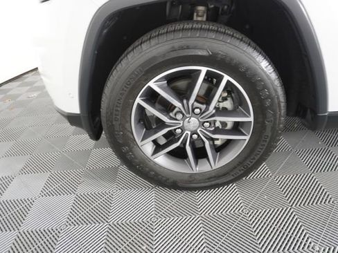 Used 2018 Jeep Grand Cherokee Limited image 16