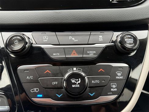 Used 2018 Chrysler Pacifica Touring-L image 17