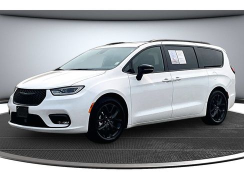 Certified 2025 Chrysler Pacifica Limited FWD image 16