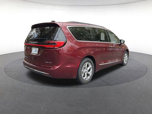 Used 2023 Chrysler Pacifica Limited image 6