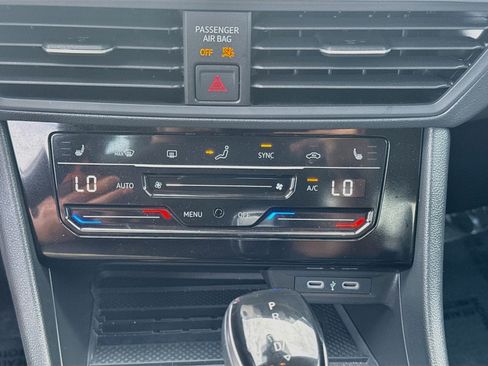 Used 2025 Volkswagen Jetta SE FWD image 14