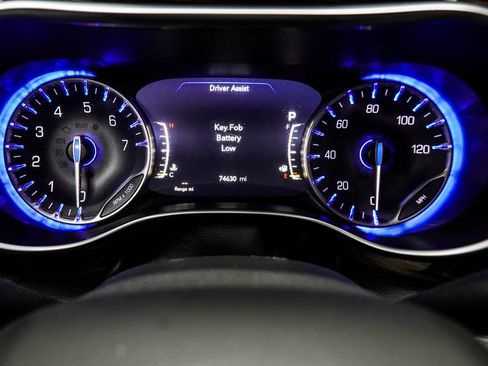 Used 2023 Chrysler Pacifica Limited FWD image 30