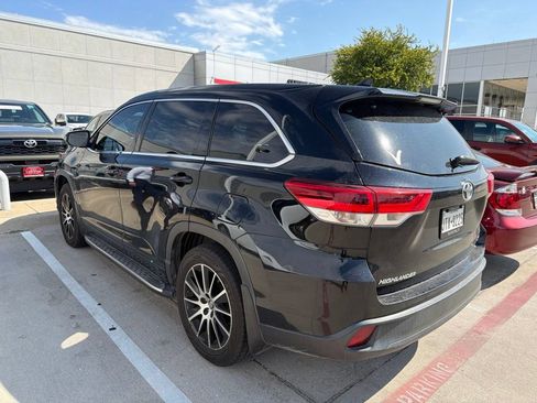 Used 2017 Toyota Highlander SE FWD image 9