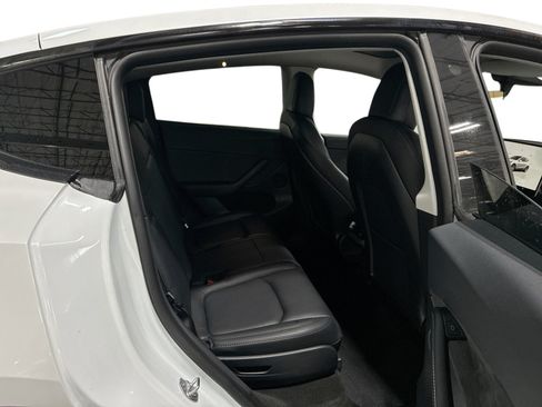 Certified 2022 Tesla Model Y Long Range AWD/4WD image 11