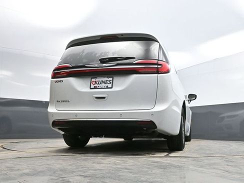 Used 2023 Chrysler Pacifica Touring-L image 51