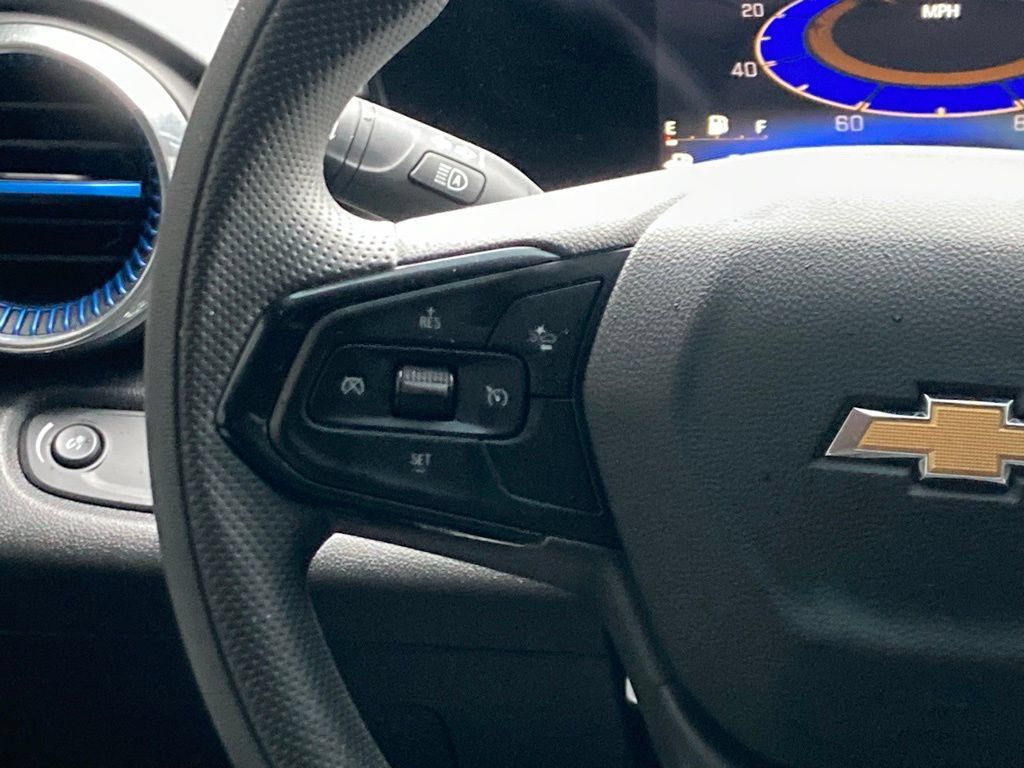 Used 2025 Chevrolet Trax LT FWD image 8