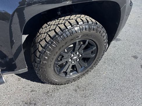 Used 2022 Chevrolet Colorado Z71 w/ Z71 Midnight Edition image 6