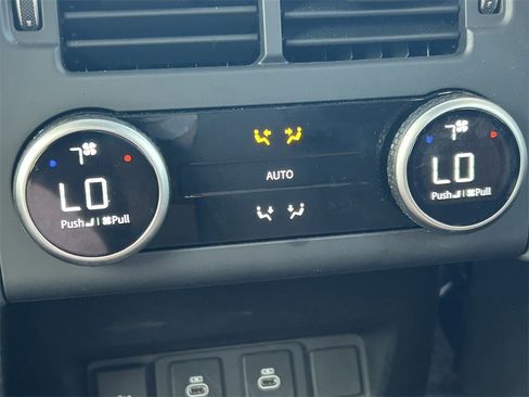 Used 2024 Land Rover Discovery Dynamic SE image 22