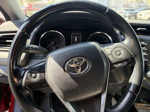 Used 2019 Toyota Camry SE w/ Carpet Mat Package FWD image 11