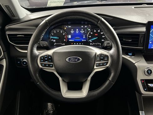 Used 2022 Ford Explorer XLT w/ Equipment Group 202A image 16