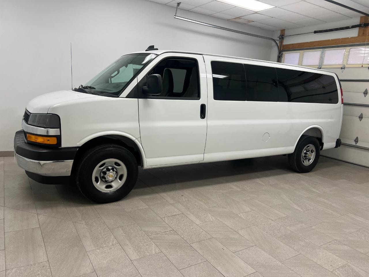 Used 2025 Chevrolet Express 3500 LT w/ LT Preferred Equipment Group RWD image 2