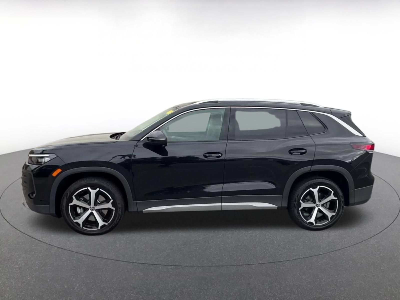 Used 2026 Volkswagen Tiguan SE AWD/4WD image 8