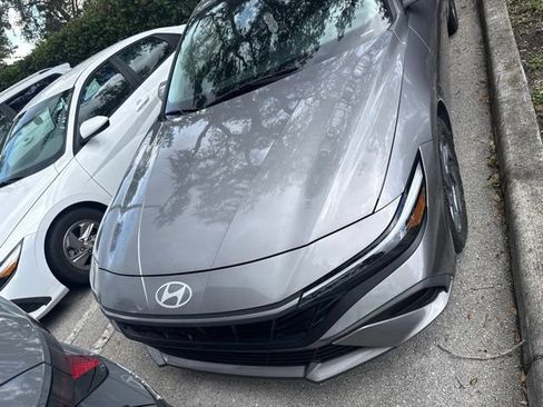 Used 2024 Hyundai Elantra SEL FWD image 2