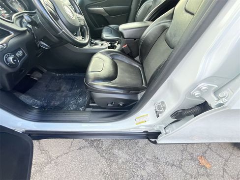 Used 2021 Jeep Cherokee Latitude Plus image 12