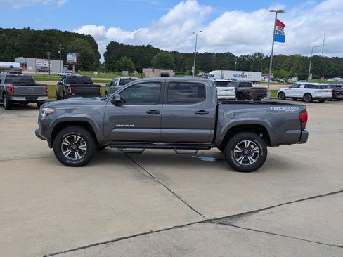 Used 2018 Toyota Tacoma TRD Sport w/ Technology Package AWD/4WD image 2