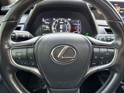 Used 2019 Lexus UX 200 image 22