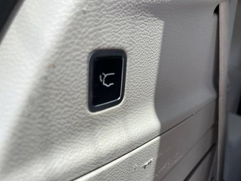 Used 2017 Chrysler Pacifica Limited w/ UConnect Theater Package FWD image 33