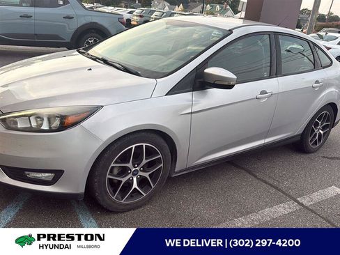 Used 2018 Ford Focus SE w/ SE Appearance Package FWD image 1