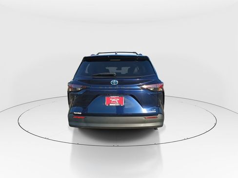 Used 2024 Toyota Sienna LE FWD image 7
