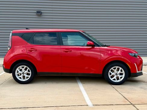 Used 2023 Kia Soul LX w/ LX Technology Package FWD image 2