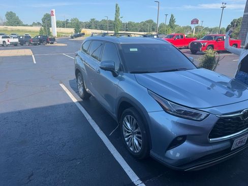 Used 2023 Toyota Highlander Platinum FWD image 3