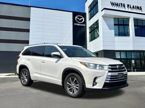 Used 2017 Toyota Highlander XLE AWD/4WD image 1