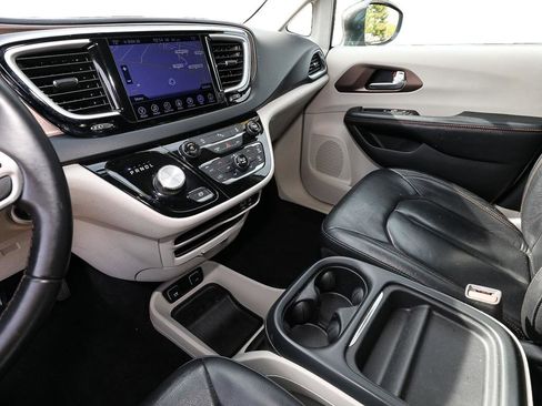 Used 2017 Chrysler Pacifica Touring-L w/ Tire & Wheel Group FWD image 20