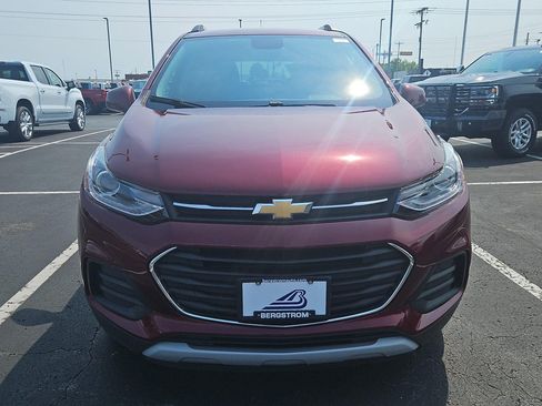 Used 2017 Chevrolet Trax LT w/ LT Convenience Package FWD image 3