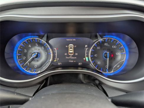 Used 2023 Chrysler Pacifica Touring-L image 29